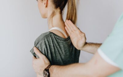 How to Treat Scoliosis and Sciatica With a Chiropractor